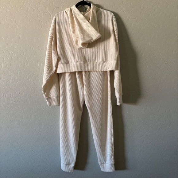 ALO Muse Jogger M and Sweater Hoodie S Creme Ivory Set New with Tags - Picture 4 of 11